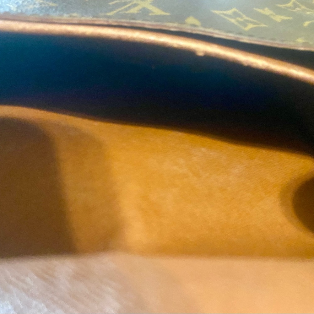 Stylish and Beautiful Louis Vuitton Brown Monogram Messenger Bag - Picture 6 of 9
